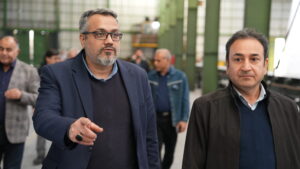 دکتر مقداد محمودی مدیرعامل شرکت توسعه نیشکر و صنایع جانبی آن در بازدید از کشت و صنعت حکیم فارابی: شکر تولیدی صنعت نیشکر بدون وقفه روانه بازار می‌شود